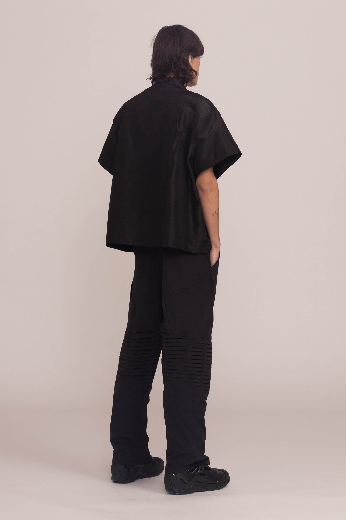 BLACK POPLIN SHORT SLEEVE BUTTON UP